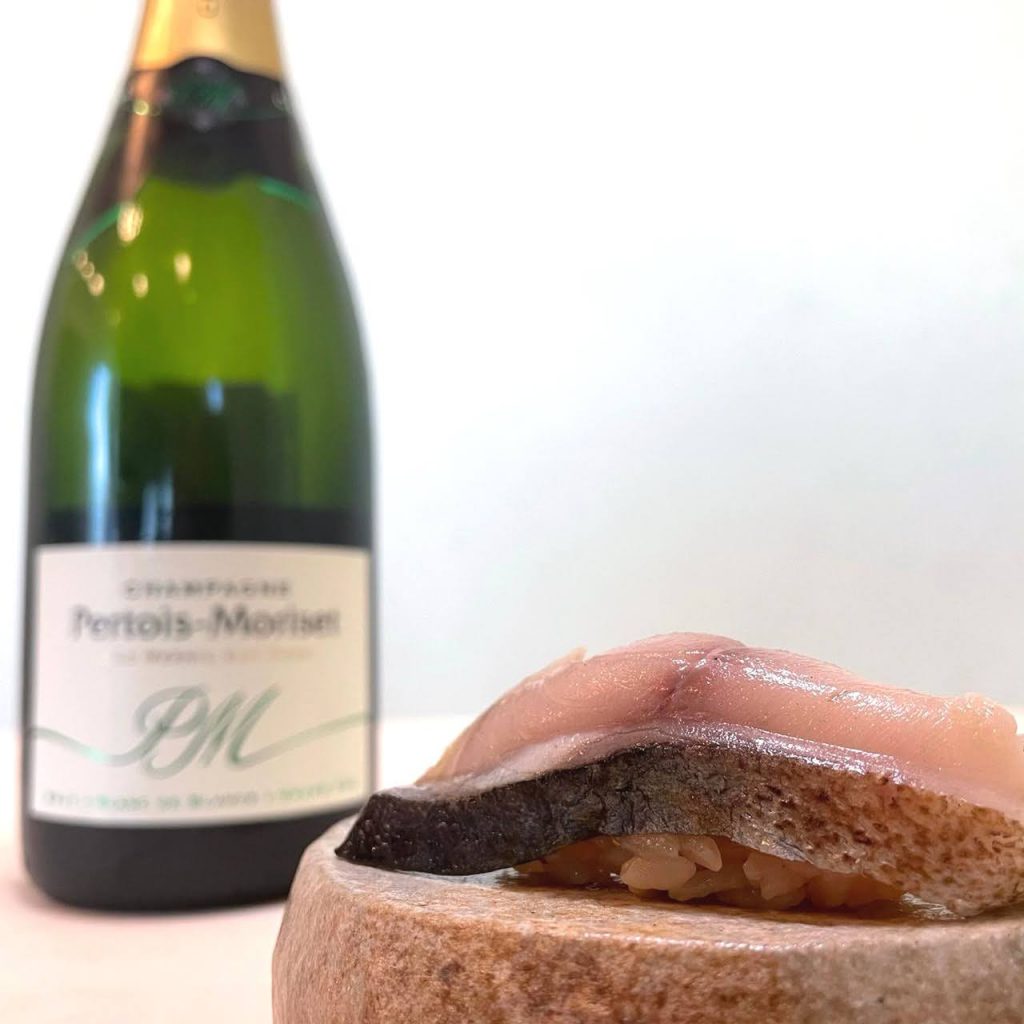 シメサバ×ペルトワ・モリゼ ブリュット ブラン・ド・ブラン グラン・クリュ（Pertois Moriset Brut Blanc de Blancs Grand Cru）